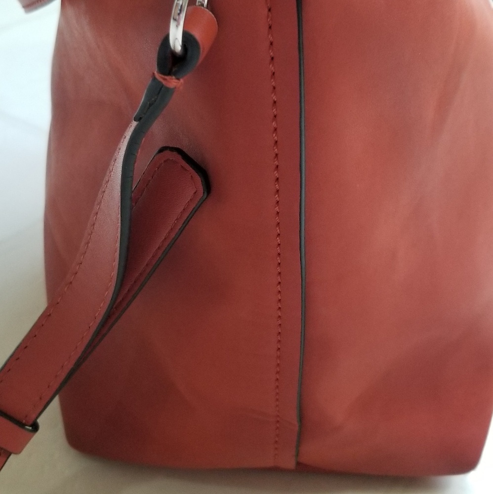Guess - Picture 3 of 5